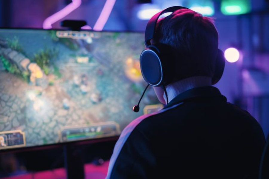 Gamers could face irreversible hearing loss and tinnitus, study warns